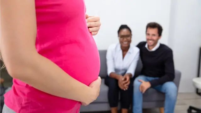 ¿Cómo se asegura el consentimiento informado de la madre subrogada?